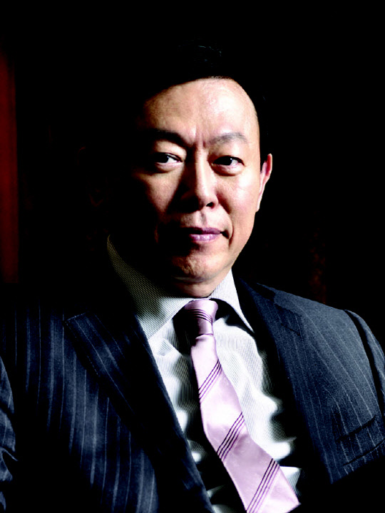 신동빈 롯데그룹 회장이 오는 4월 경영 복귀 6개월을 맞이한다. 사진은 신동빈 회장. <롯데지주 제공>